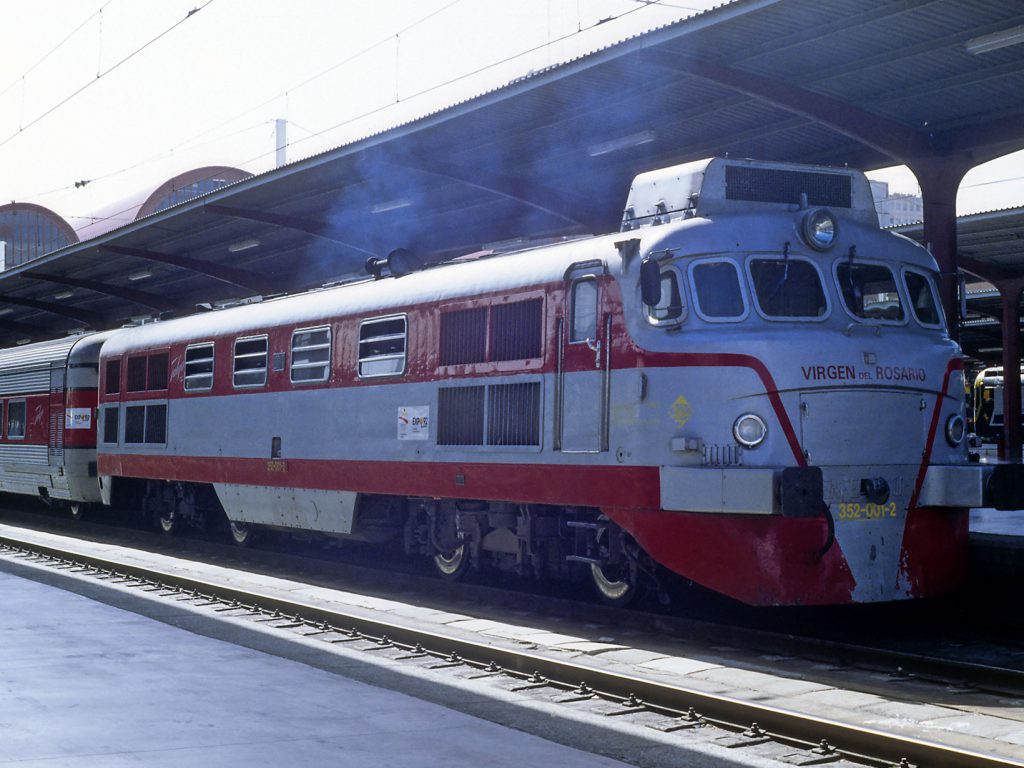 19921000Locomotora352001TalgoIIIVirgenRosarioBf_Madrid_Chamartin-FotoFalk2-1640px