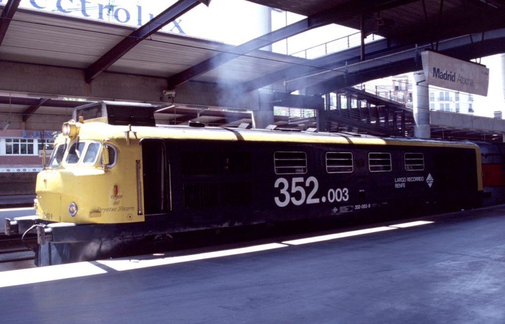 19980730LocomotoraTalgoIII352003VirgenPerpetuoSocorro-MadridAlmeria-FotoJEnriqueAlcarazASAFAL